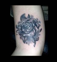 Tattoo de una rosa cortada