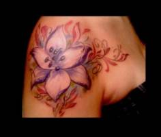 Tattoo de una flor con sus pistilos