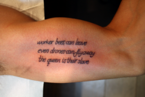 Tattoo de una frase en el brazo