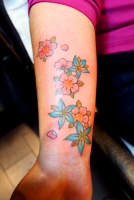 Tattoo de flores en el antebrazo