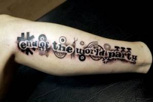 Tatuaje de una frase en la pierna