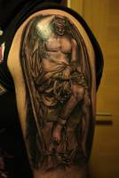 Tatuaje de un ángel en el brazo