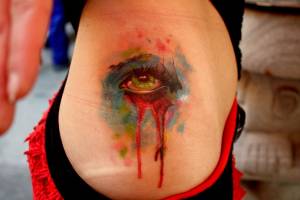 Tatuaje de un ojo saliendo de la piel
