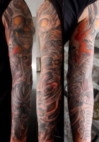 Tatuaje de diferentes calaveras en el brazo