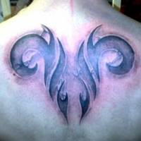 Tatuaje de un tribal marcado en la espalda