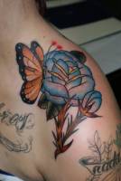 Tatuaje de una mariposa y una flor