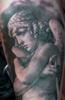 Tatuaje de un ángel abrazandose