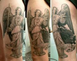 Tatuaje de un ángel sujetando una espada y una corona