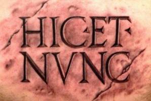 Tatuaje de unas letras grabadas en la pierdra