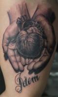 Tatuaje de unas manos entregando un corazón