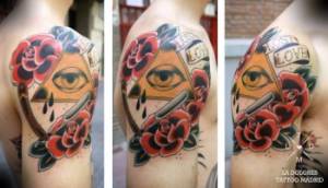 Tatuaje de un ojo dentro de un triangulo bordeado de rosas