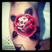 Tatuaje de una rosa con un calavera dentro