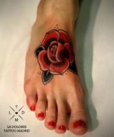 Tatuaje de una rosa en el pie