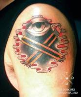 Tatuaje de un ojo y dos lápices cruzados