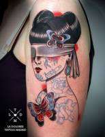 Tatuaje de una chica tatuada con los ojos vendados y varias mariposas