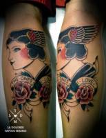 Tatuaje de una chica con alas en la cabeza