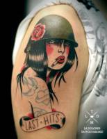 Tatuaje de una chica militar fumando