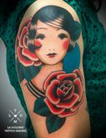 Tatuaje de una chica y unas rosas