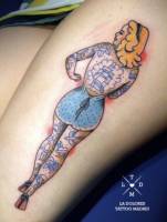 Tatuaje de una chica tatuada de espaldas