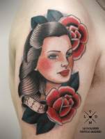 Tatuaje de una chica con rosas y una etiqueta de RIP
