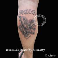 Tatuaje de un águila llevando una letra