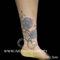 Tatuaje de unas rosas en el tobillo