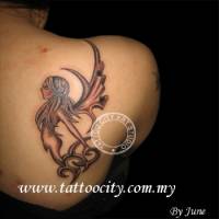 Tatuaje de una hada saliendo de un tribal