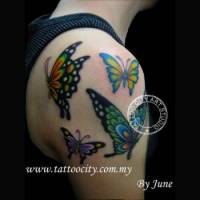 Tatuaje de varias mariposas en el hombro