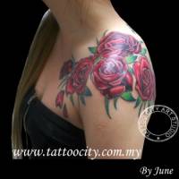 Tatuaje de flores en el hombro de una chica