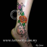 Tattoo de unas rosas  a color en pierna y pie