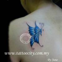 Tatuaje de una mariposa volando, en la espalda de una chica
