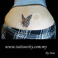 Tatuaje de una mariposa encima del culo de una chica