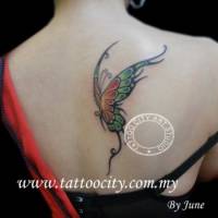 Tatuaje de una mariposa muy grande en la espalda de una chica