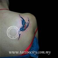 Tatuaje de una mariposa en la espalda