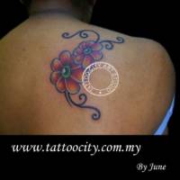 Tatuaje de un par de flores en la espalda