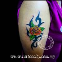 Tatuaje de una rosa encima de un tribal