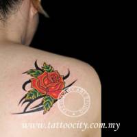 Tattoo de una flor y tribal