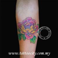 Tatuaje de una flor de loto en el antebrazo