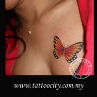 Tatuaje de una mariposa en el pecho de una chica