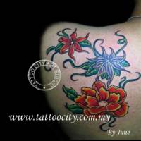 Tatuaje de tres flores en la espalda