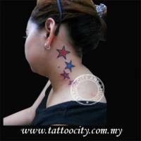 Tatuaje de varias estrellas a color en el cuello