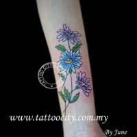 Tatuaje de unas flores de fino tallo