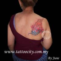 Tatuaje de una flor de loto y un arco