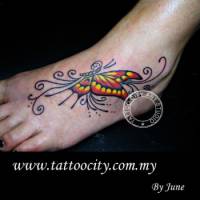 Tatuaje de una mariposa en el pie