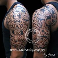 Tatuaje de un tribal maorí en el hombro y brazo