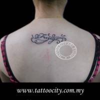 Tatuaje de un nombre en la espalda
