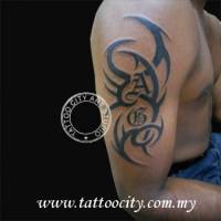 Tatuaje de un tribal con iniciales