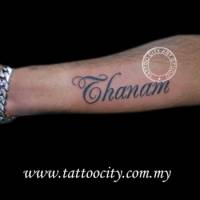 Tatuaje del nombre Thanam en el antebrazo