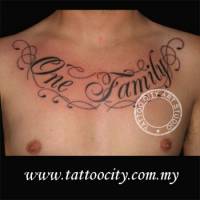 Tatuaje de la frase One Family rodeando el cuello