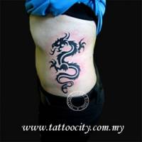 Tatuaje de una sombra de dragón en el costado de una chica